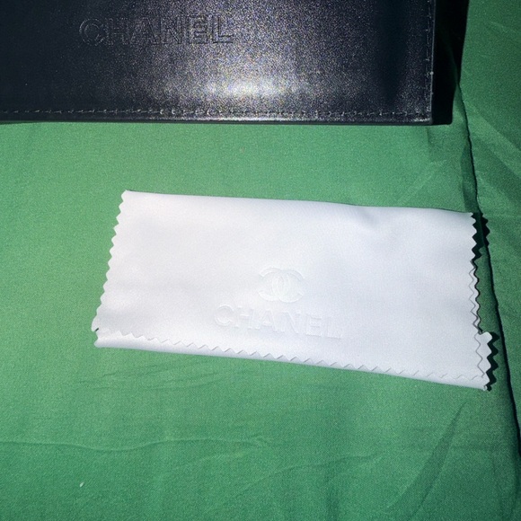 CHANEL Monochrome Sunglasses with Logo - Picture 7 of 7